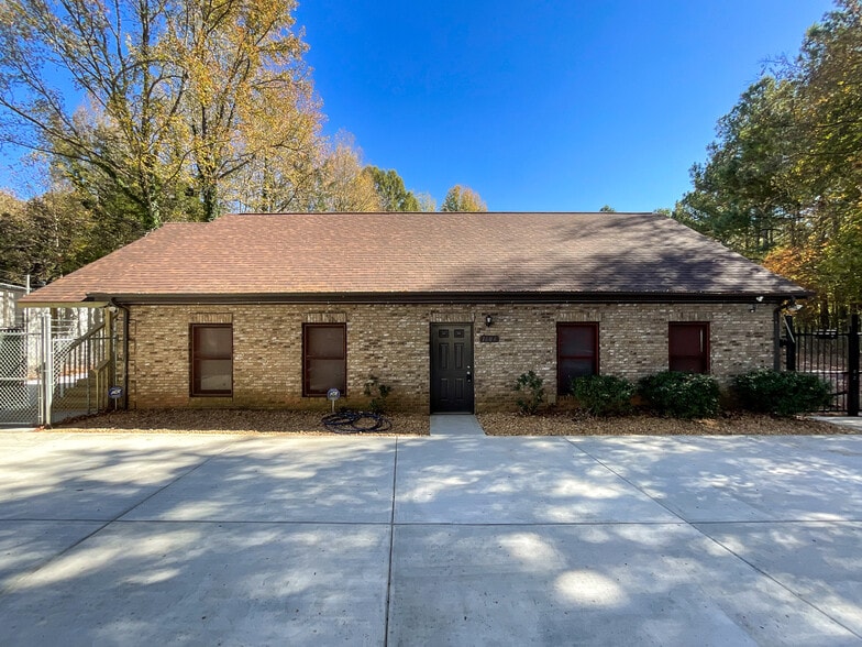 More Photos Of 1804 Lucas Ln, Charlotte Industrial For Lease