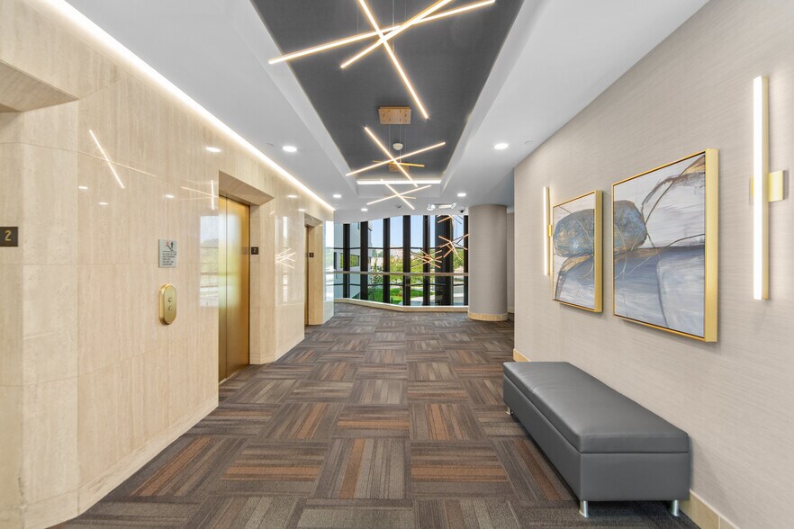 More Photos Of 901 Wilshire Dr, Troy Office For Lease