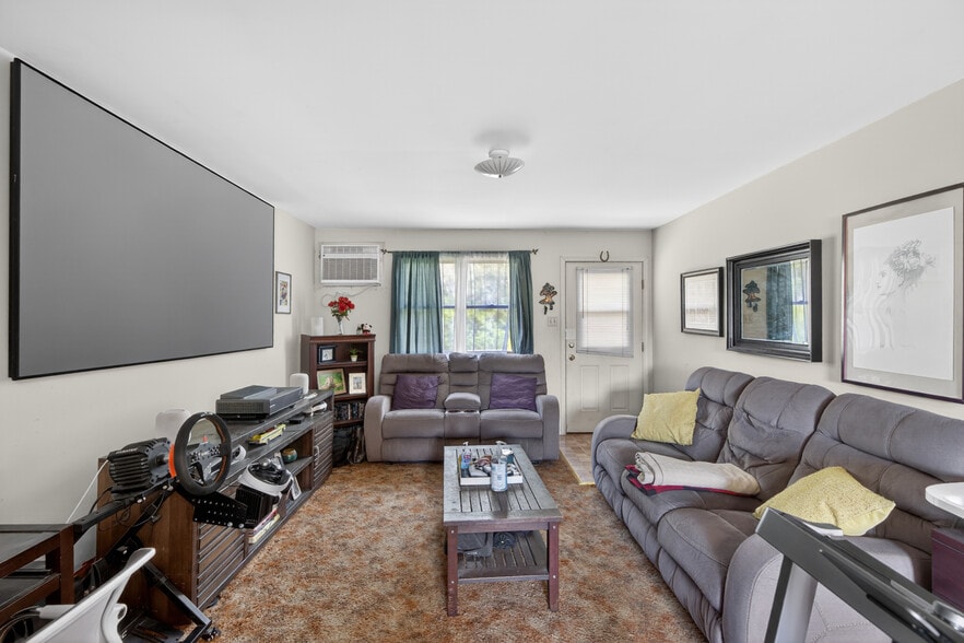 More Photos Of 5585 MacArthur Rd, Whitehall Showroom For Sale