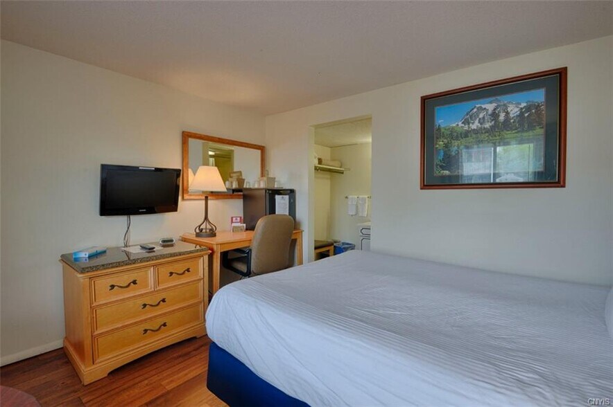 More Photos Of 6 Market St, Alexandria Bay Hotel For Sale
