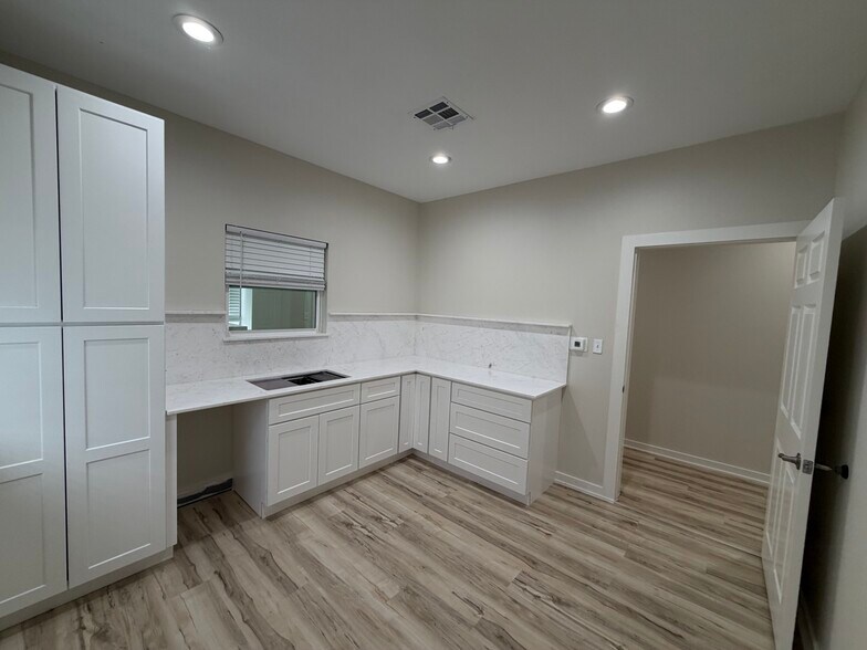 More Photos Of 11721 Von Quintus Rd, Austin Flex For Lease