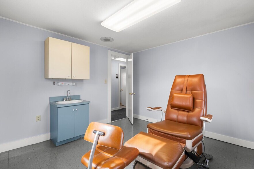 More Photos Of 128 Saltonstall Pky, East Haven Medical For Sale