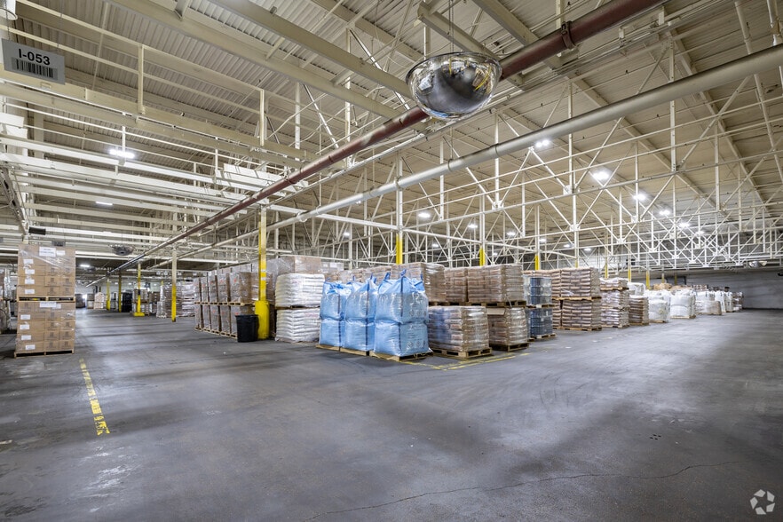 More Photos Of 7110-7140 N Broadway, Saint Louis Warehouse For Lease