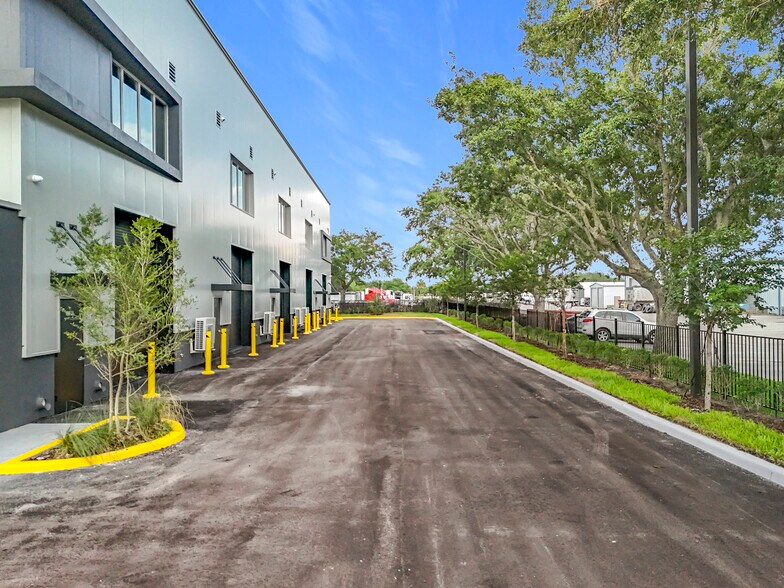 More Photos Of 705 Hennis Rd, Winter Garden Showroom For Sale