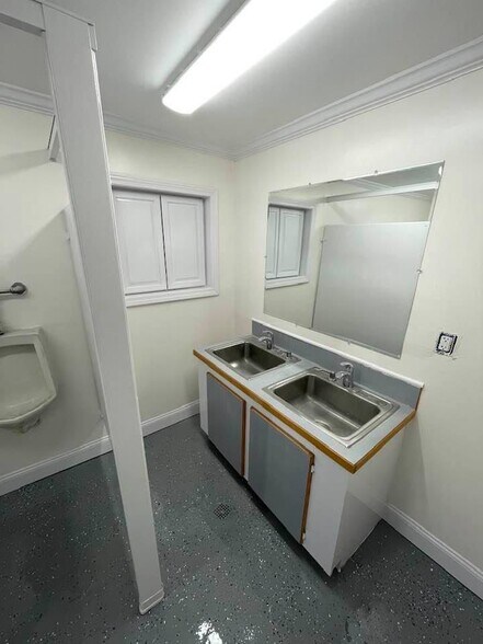 More Photos Of 100 Business St, Hyde Park Unknown For Lease