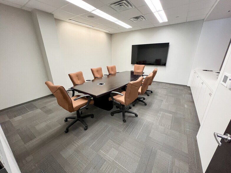 More Photos Of 303 Veterans Airpark Ln, Midland Office For Lease