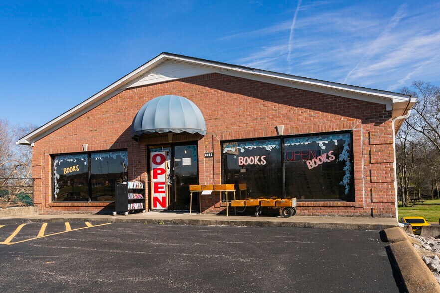 More Photos Of 1113 S Main St, Columbia Freestanding For Sale