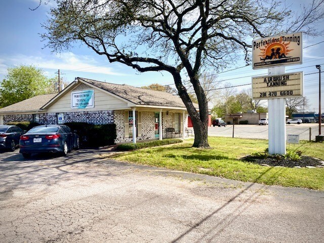 Primary Photo Of 1915 Center St, Deer Park Freestanding For Sale
