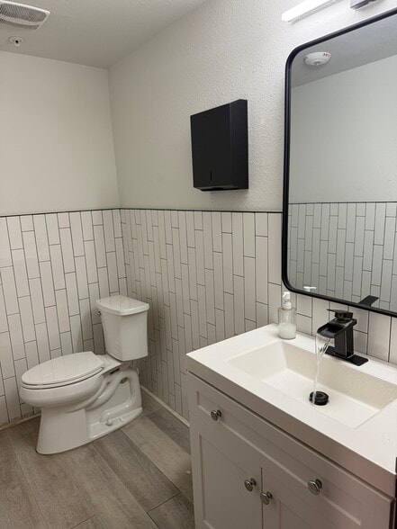 More Photos Of 6565 Beach Blvd, Jacksonville Loft Creative Space For Lease