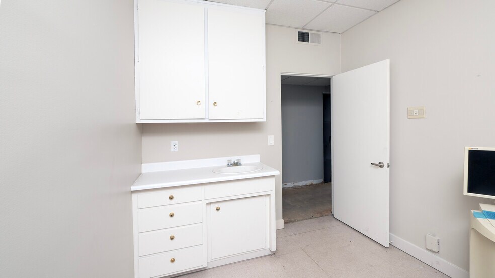 More Photos Of 820 W Merced Ave, West Covina Medical For Sale