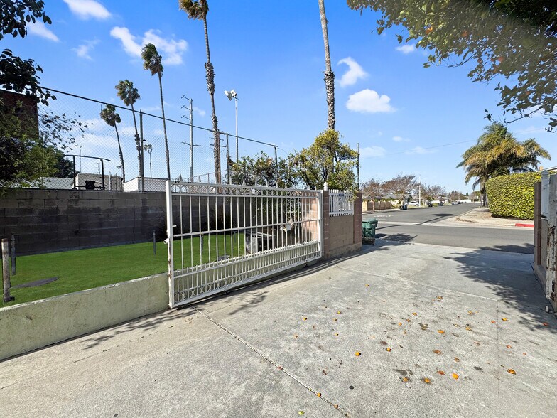 More Photos Of 7736 Sugar Dr, Huntington Beach Apartments For Sale