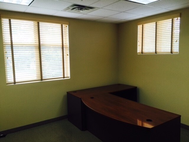 More Photos Of 913 Manor Dr NE, Spring Lake Park Office For Lease