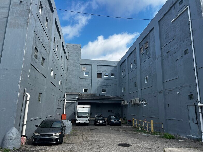 More Photos Of 2066 W Hunting Park Ave, Philadelphia Manufacturing For Sale