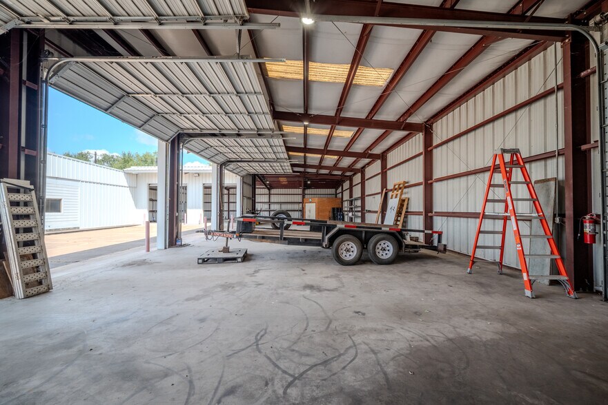 More Photos Of 619 E Jackson St, El Campo Warehouse For Lease