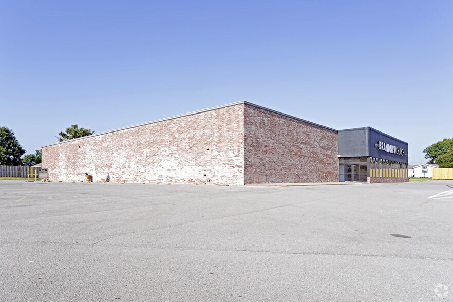 More Photos Of 271 W Main St, Farmington Freestanding For Sale