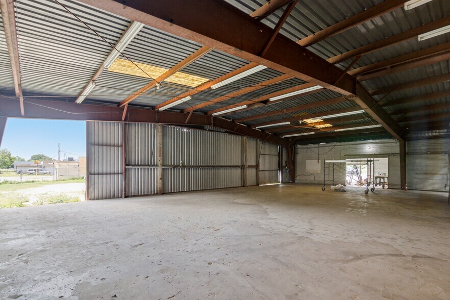 More Photos Of 4107 Port Lavaca Dr, Victoria Showroom For Sale