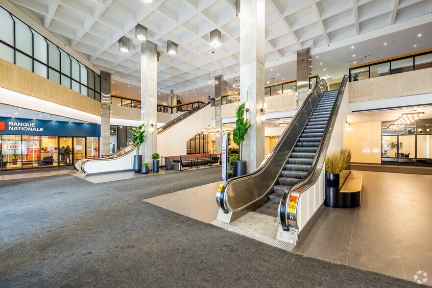 More Photos Of 555 Rue Chabanel O, Montréal Office For Lease