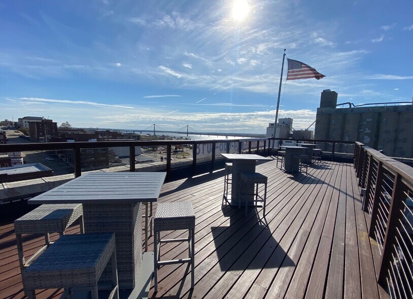 More Photos Of 200 W 3rd St, Alton Office For Lease