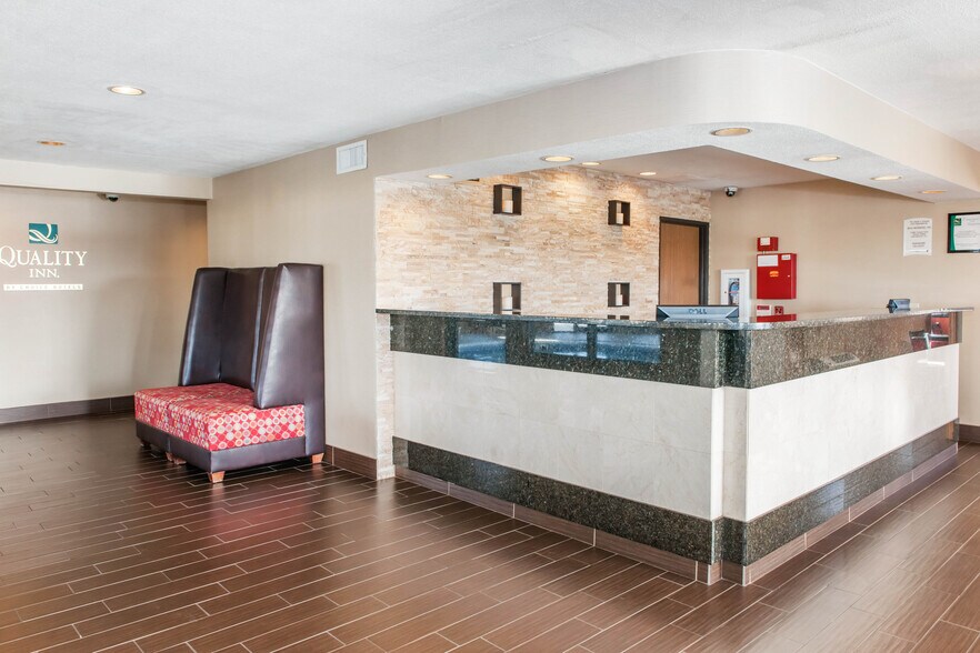 More Photos Of 1304 W Evergreen Dr, Effingham Hotel For Sale