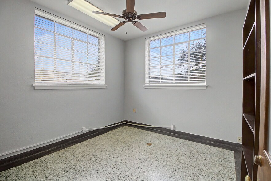 More Photos Of 903 S Texas Ave, College Station Office For Lease