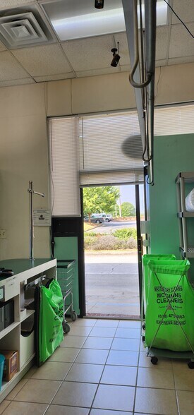 More Photos Of 7110 McGinnis Ferry Rd, Suwanee Service Station For Lease