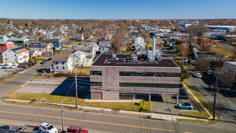 Primary Photo Of 727 Honeyspot Rd, Stratford Office For Sale