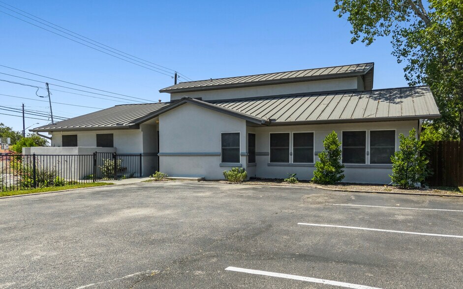 More Photos Of 2300 W Parmer Ln, Austin Freestanding For Sale