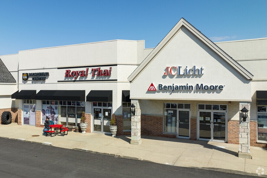 More Photos Of 5320-5340 Grand Ave, Gurnee General Retail For Lease