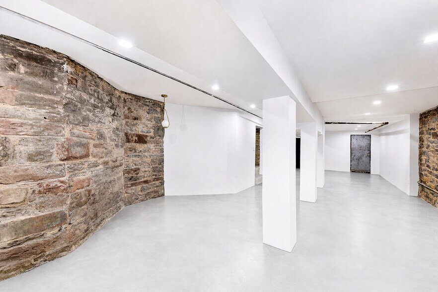 More Photos Of 102 W 29th St, New York Storefront Retail Residential For Lease