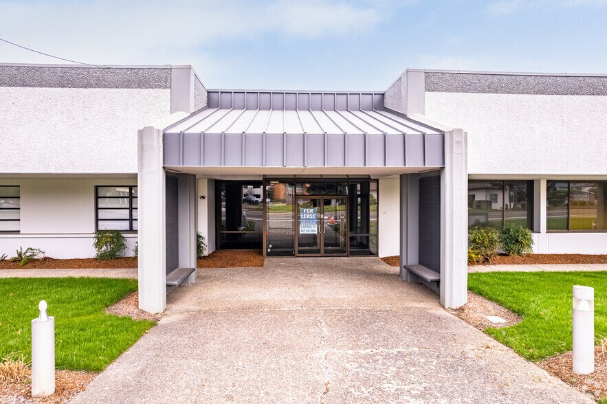 More Photos Of 6433 SE Lake Rd, Portland Distribution For Lease