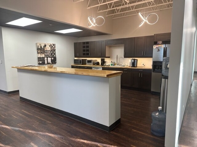 More Photos Of 1275 Davis Rd, Elgin Office For Lease