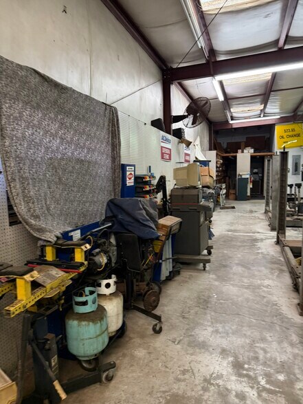 More Photos Of 4005 N Navarro St, Victoria Warehouse For Lease
