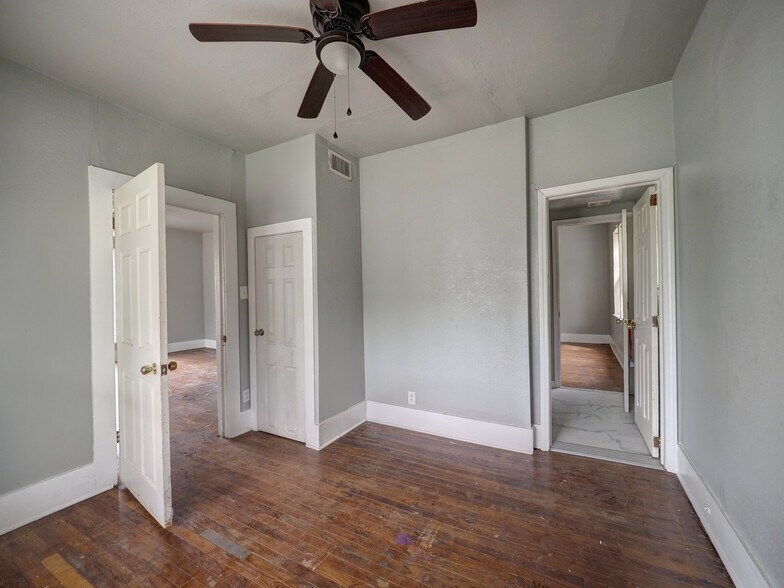 More Photos Of 1106 E Huisache Ave, Kingsville Apartments For Sale