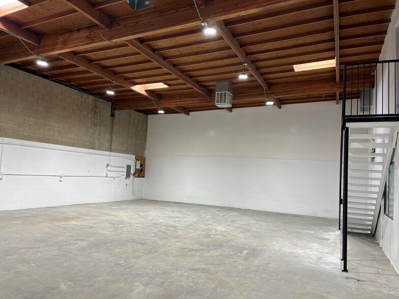 More Photos Of 817-873 W 9th St, San Jacinto Warehouse For Lease