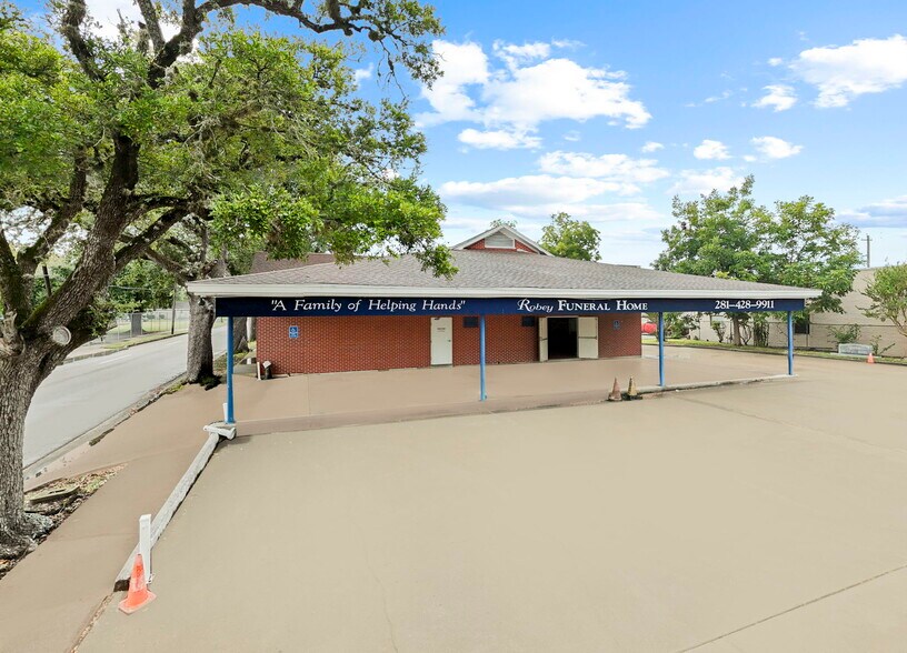 More Photos Of 403 W Sterling St, Baytown Funeral Home For Sale