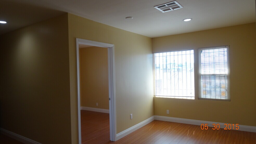 More Photos Of 20246-20254 Saticoy St, Winnetka Storefront Retail Office For Lease