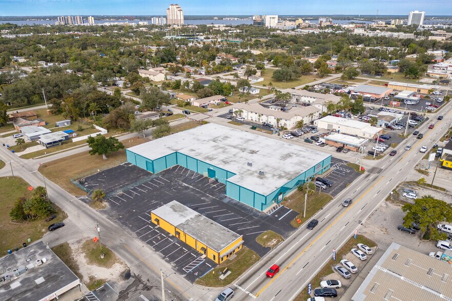 More Photos Of 2560 Fowler St, Fort Myers Warehouse For Lease