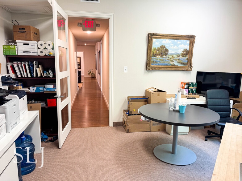 More Photos Of 4311 W Lovers Ln, Dallas Office For Lease