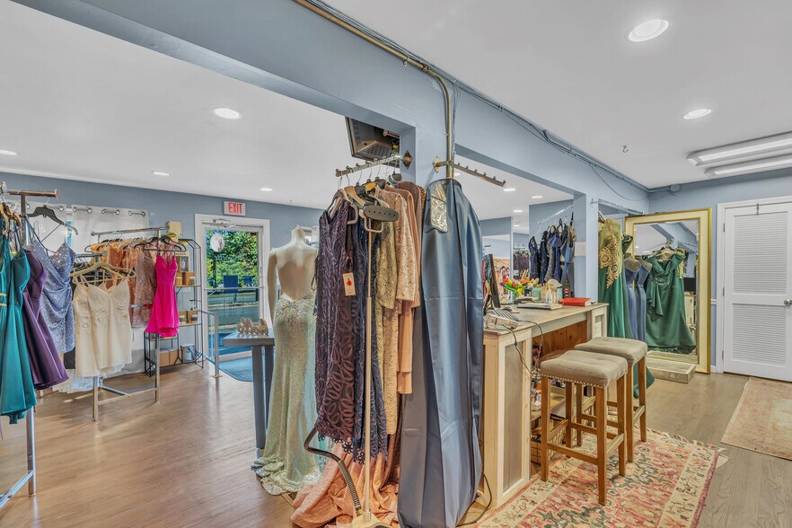 More Photos Of 141 Chambers Bridge Rd, Brick Storefront Retail Office For Sale