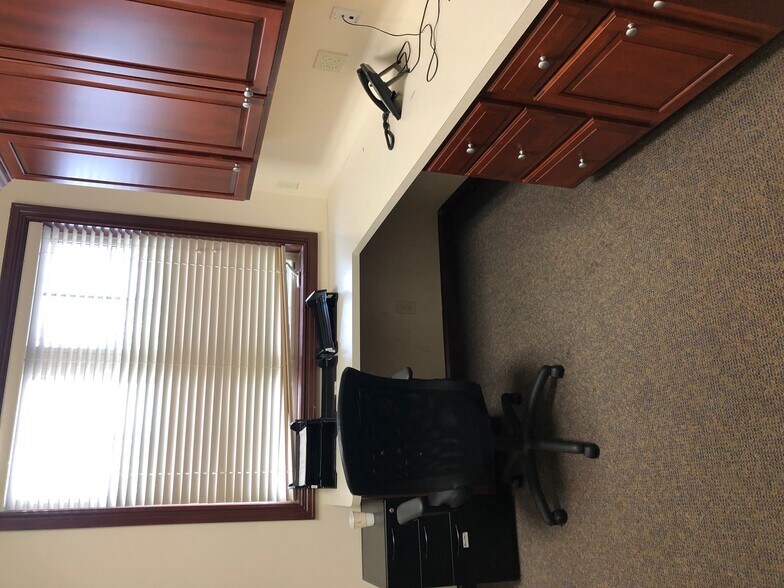 More Photos Of 5031 Forest Dr, New Albany Medical For Sale
