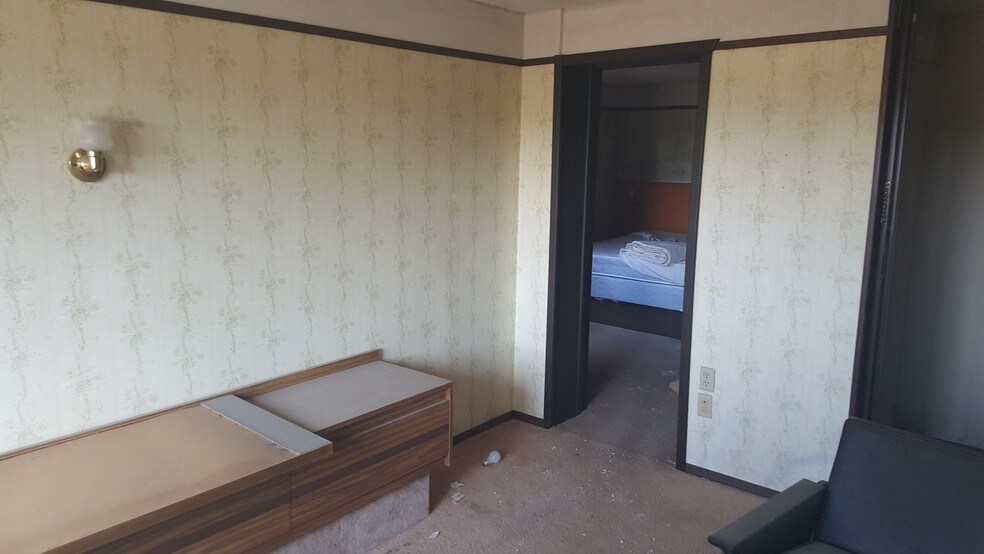 More Photos Of 1 Carrollton Blvd, Mount Carroll Hotel For Sale