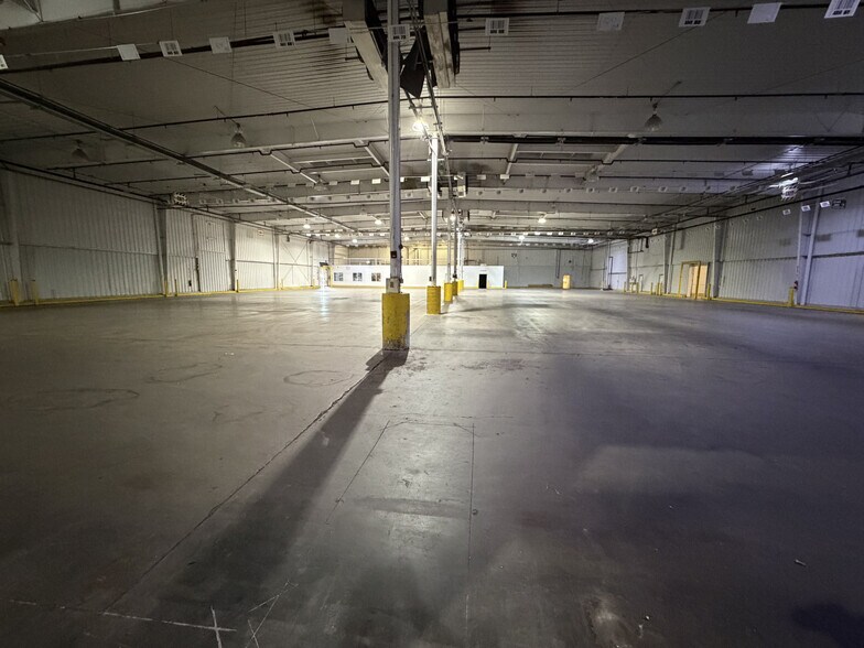 More Photos Of 2996 Hanson St, Fort Myers Warehouse For Lease