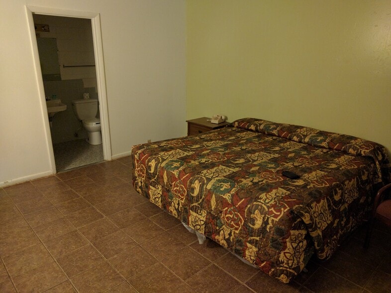 More Photos Of 1520 Main St, Junction Hotel For Sale