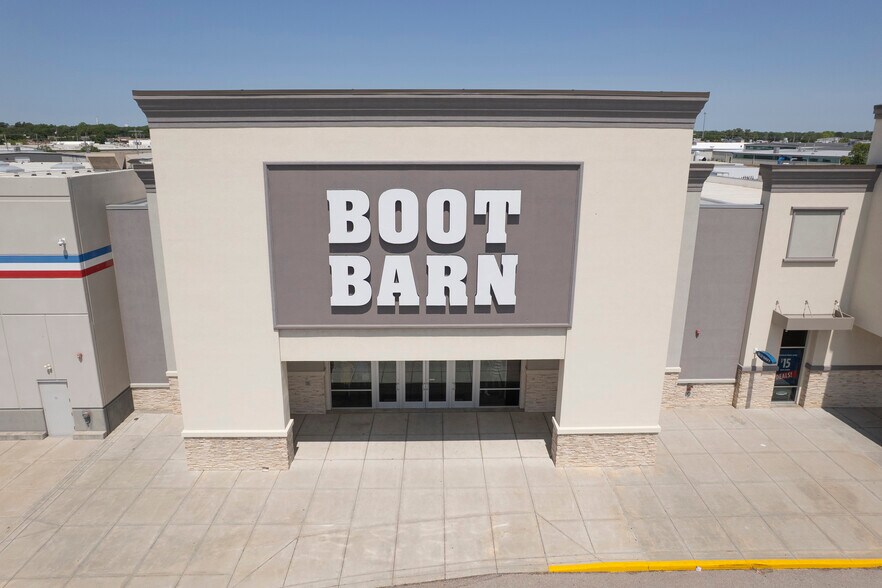 More Photos Of 401 E Poyntz Ave, Manhattan General Retail For Sale