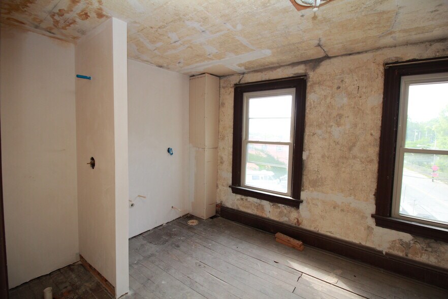 More Photos Of 900 Island Ave, McKees Rocks General Retail For Sale
