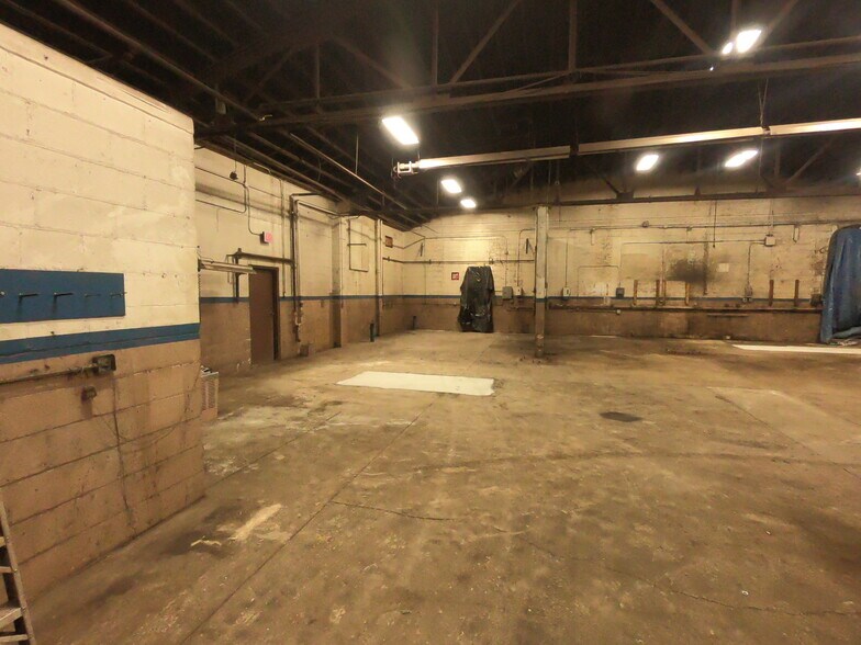 More Photos Of 145 1st Dr NE, New Philadelphia Flex For Lease