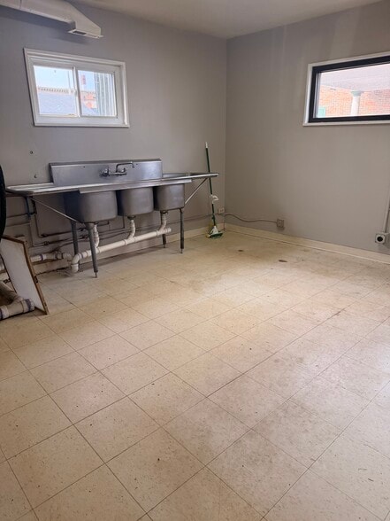 More Photos Of 130 E Court St, Bowling Green Office For Lease