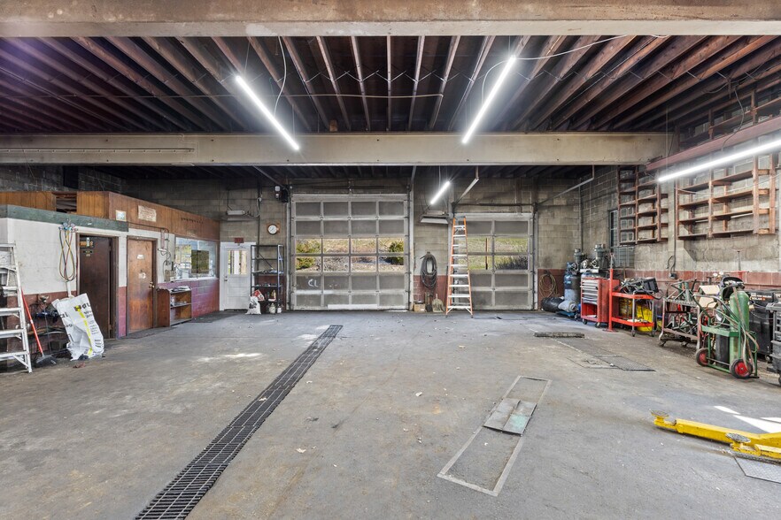 More Photos Of 512 National Rd, Wheeling Flex For Sale