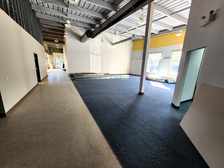 More Photos Of 16 Rue Saint-Paul O, Sainte-agathe-des-monts Healthcare For Lease