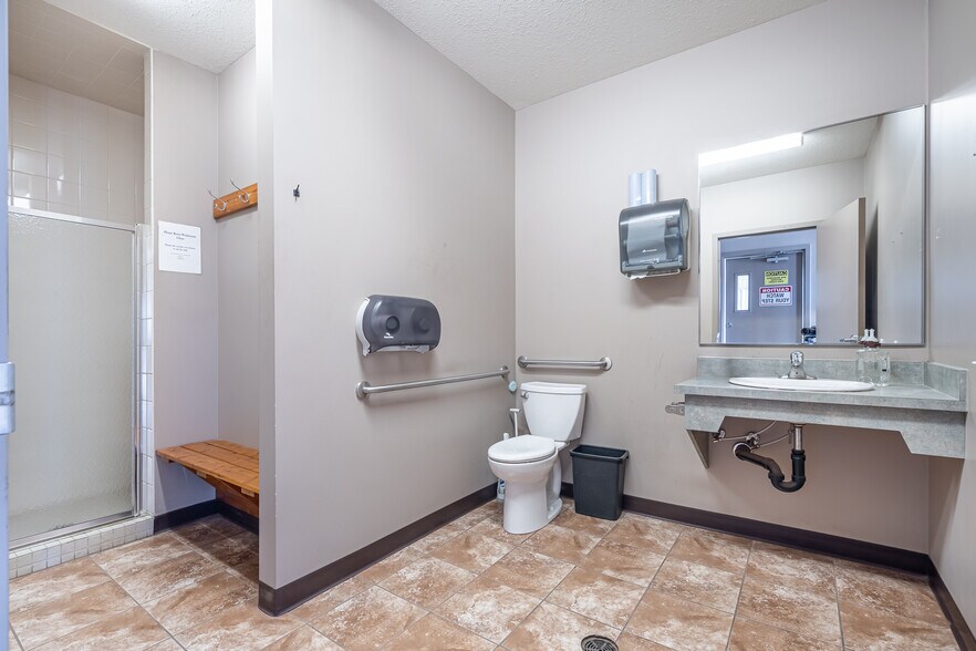 More Photos Of 4807 40 Av, Lloydminster Warehouse For Lease